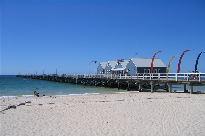 巴瑟尔顿（Busselton）是澳大利亚西澳大利亚州西南地区的一座城市。截至2016年的人口普查，巴瑟尔顿的人口为25,329。Busselton由Bussell家族于1832年创立，位于西澳大利亚州首府珀斯西南220公里处。 