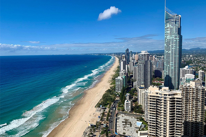 冲浪者天堂(Surfers Paradise)每天太阳刚刚从大洋中升起，霞光笼罩着海滩，便可以看到男男女女的年轻人来到冲浪者天堂，开始在浪涛中搏击、练习自己的冲浪技术！ 即使什么都不做，躺在冲浪者天堂这松软纯净的沙滩上晒晒太阳，和孩子一起垒沙子，也是非常的惬意； 